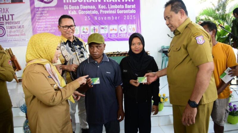 Semarak HUT ke-25 Gorontalo Dari Desa Daenaa : Gubernur dan Wakil Serahkan Kartu Jamsostek