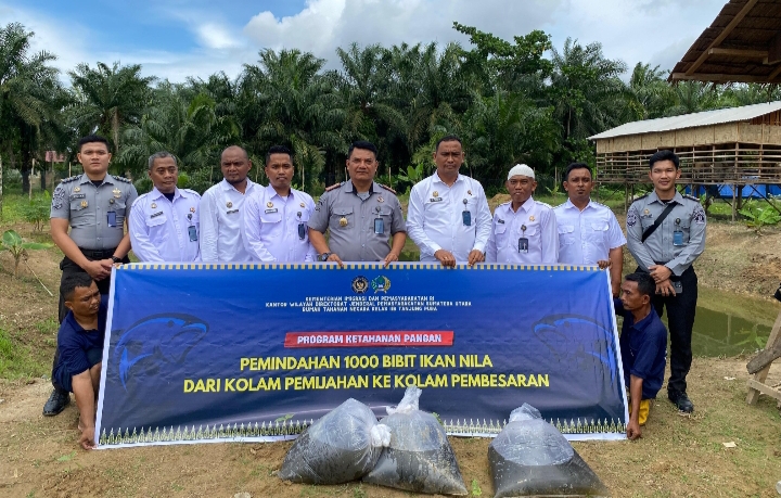 Dukung Ketahanan Pangan, Rutan Tanjung Pura Tebar 1000 Bibit Ikan Nila