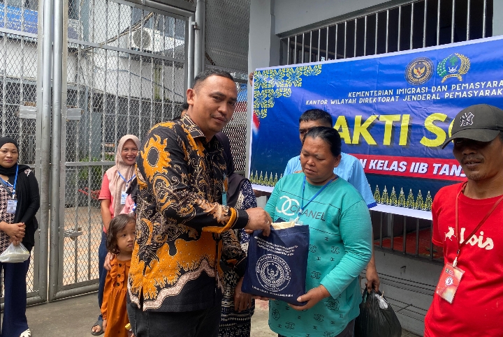 Wujud Kepedulian Sosial, Rutan Tanjung Pura Bagikan Bantuan Sosial Kepada Keluarga Warga Binaan