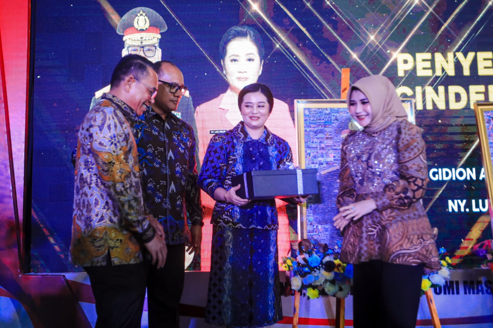 Pakaikan Tanjak Melayu ke Kapolrestabes Medan yang Baru, Wakil Wali Kota Berharap Sinergitas Terus Terjalin Atasi Kejahatan Narkoba