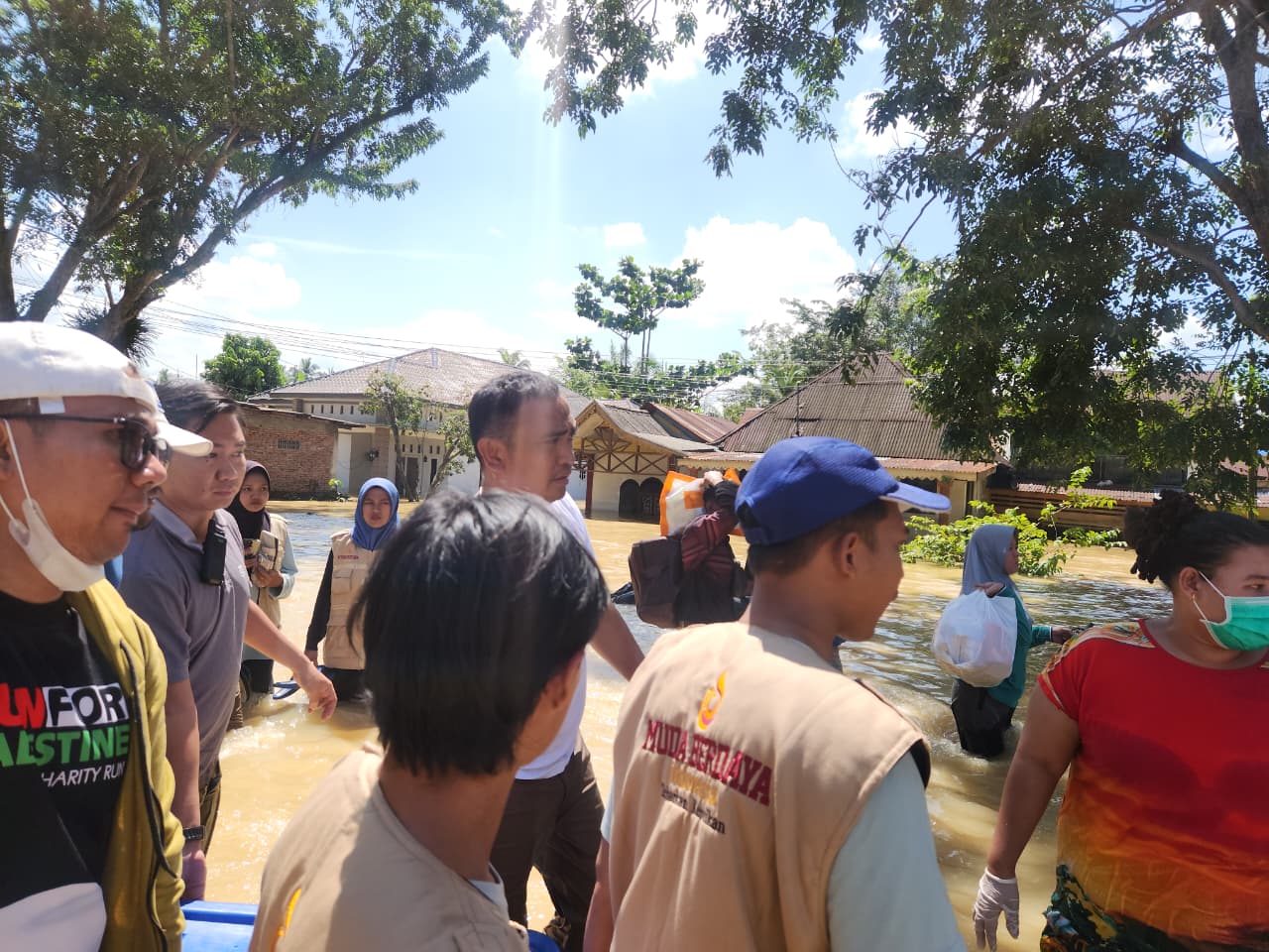  Peduli Sesama, Rutan Tanjung Pura Bagikan Makanan Kepada Masyarakat Korban Banjir 