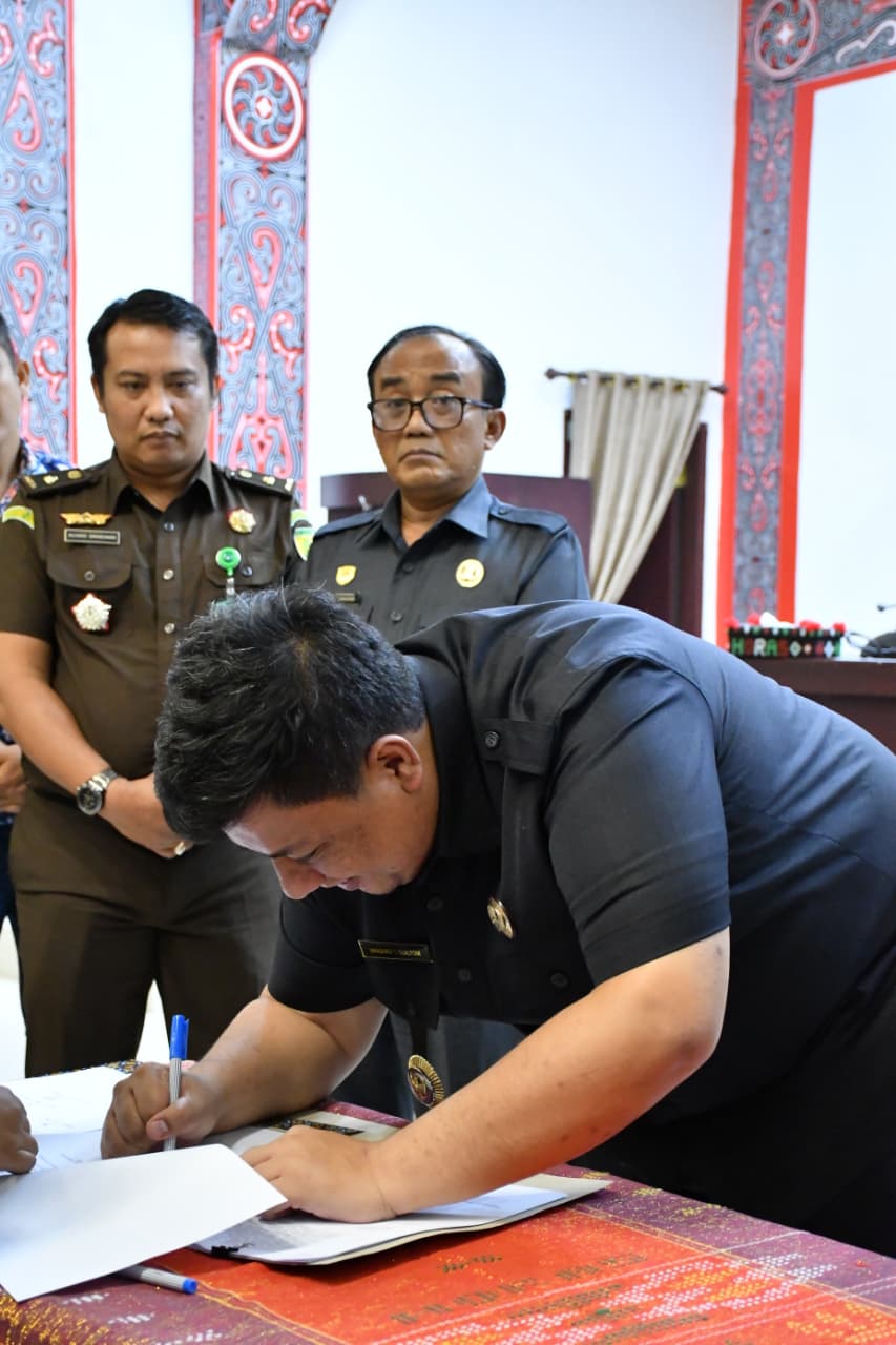 BUPATI SAMOSIR BERSAMA DPRD SAHKAN APBD 2026.