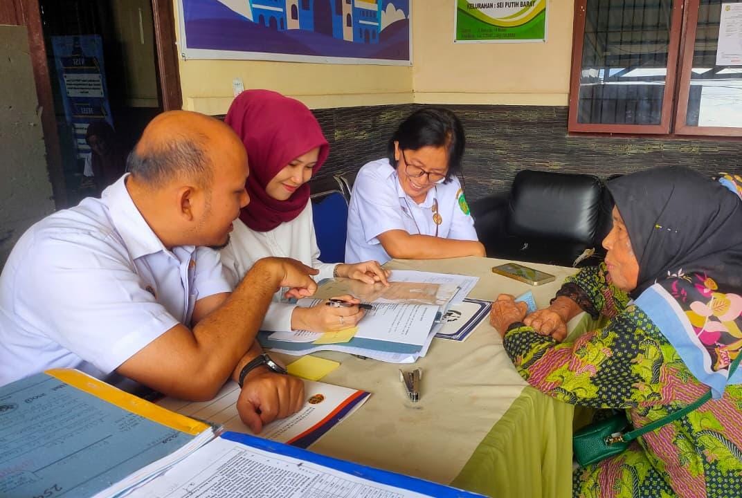 Penyerahan Sertipikat di Kelurahan Sei Putih Barat, Kantor Pertanahan Kota Medan Pastikan Layanan Pertanahan Semakin Dekat ke Warga