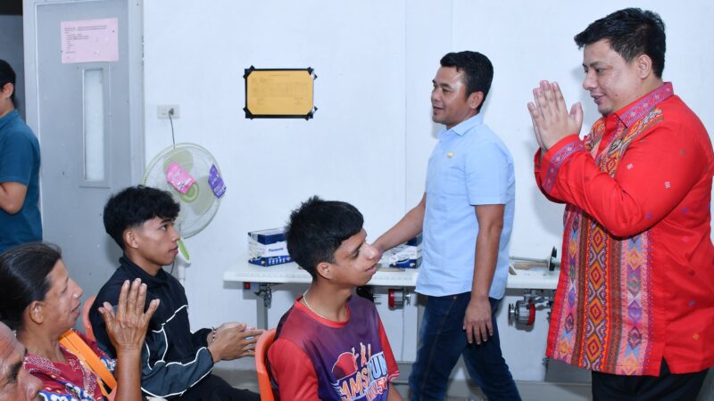 BUPATI SAMOSIR SERAHKAN BANTUAN ATENSI PENYANDANG DISABILITAS.