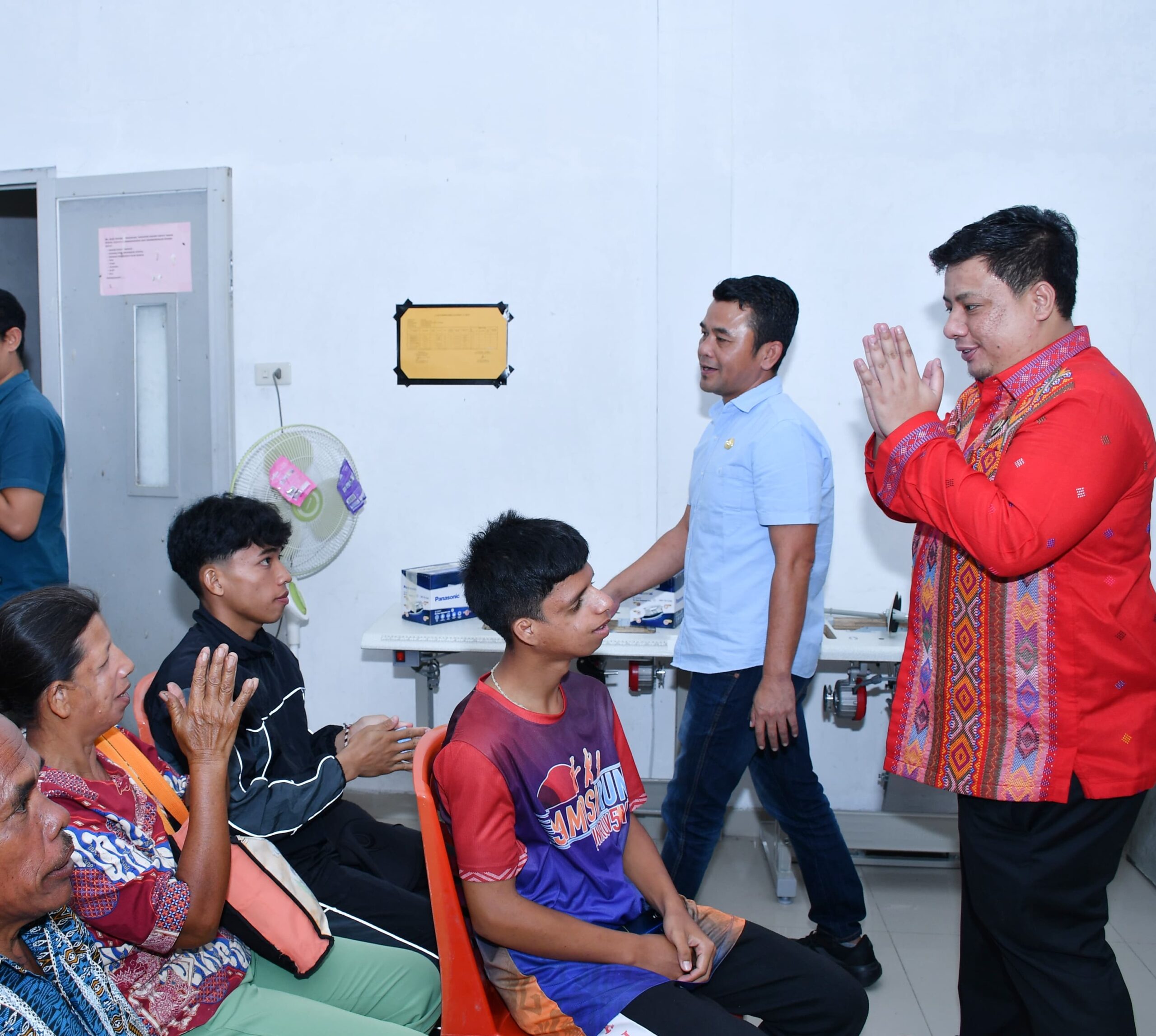 BUPATI SAMOSIR SERAHKAN BANTUAN ATENSI PENYANDANG DISABILITAS.