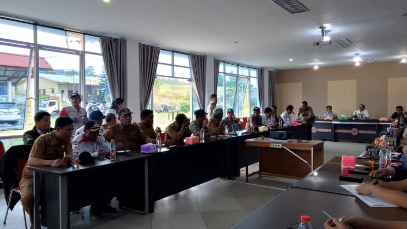 Seluruh Kepala Desa dan Perangkat desa se Kabupaten Samosir Unjuk Rasa Tolak PMK 81 Tahun 2025.