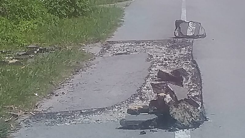 Perawatan jalan Nasional Lingkar samosir meresahkan warga dan para pengendara.