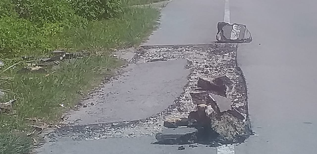 Perawatan jalan Nasional Lingkar samosir meresahkan warga dan para pengendara.