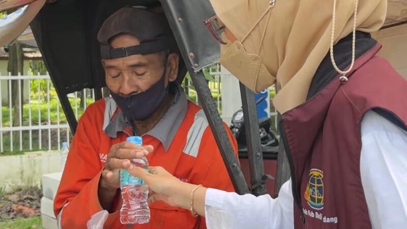Kantor Pertanahan Deli Serdang Gelar Jum’at Berkah, Bagikan Makanan untuk Warga Sekitar