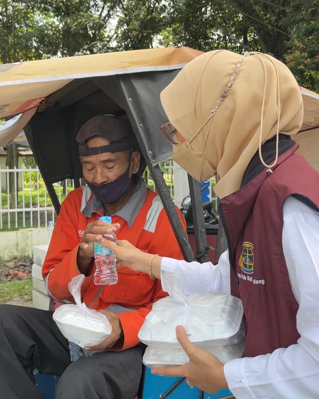 Kantor Pertanahan Deli Serdang Gelar Jum’at Berkah, Bagikan Makanan untuk Warga Sekitar