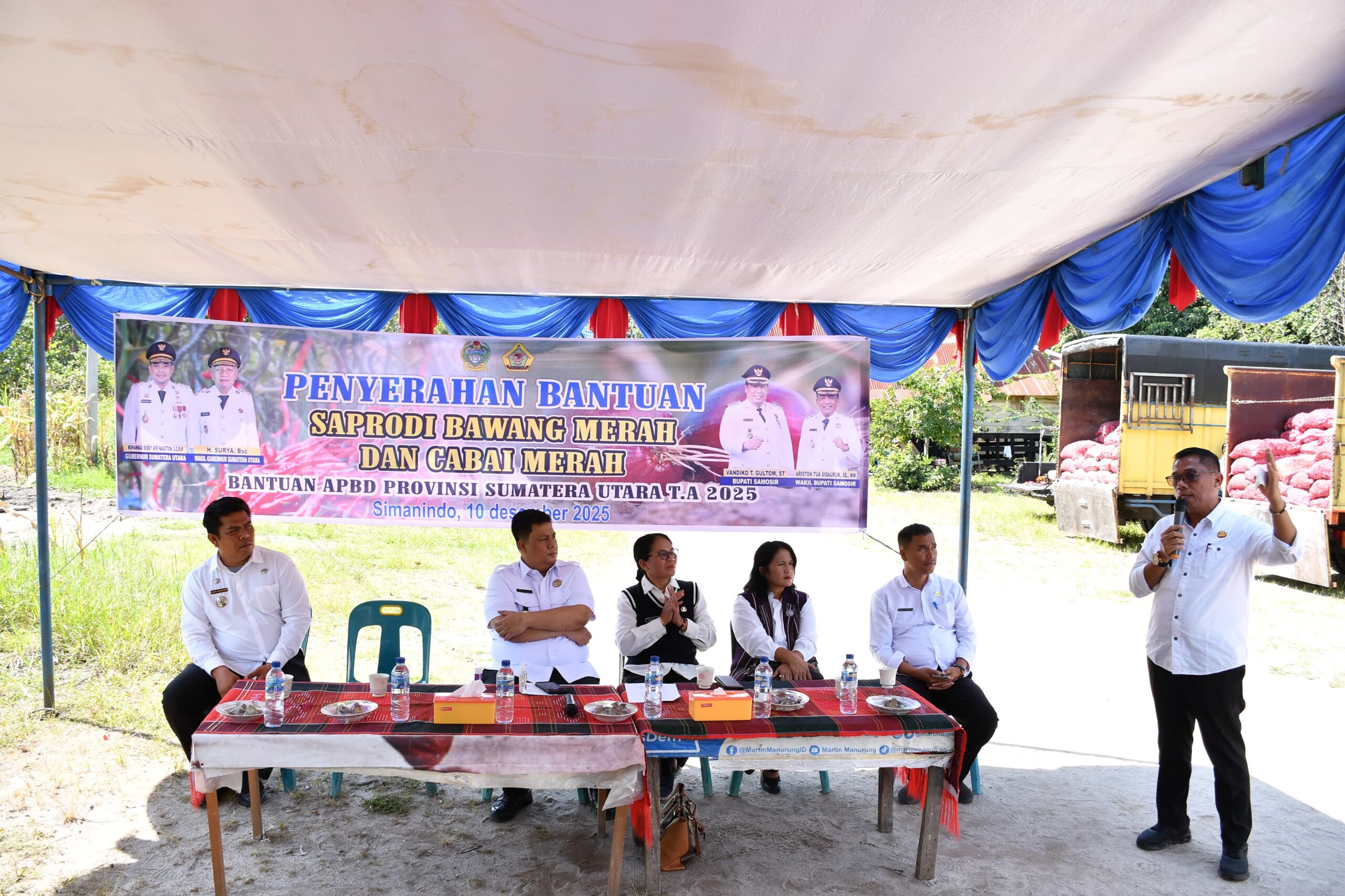 Setelah menyerahkan Bibit Padi, Bupati Samosir juga menyerahkan Bantuan Hasil Sinergitas “Kolaborasi Sumut Berkah” Berupa Saprodi Bawang Merah dan Cabai Merah.