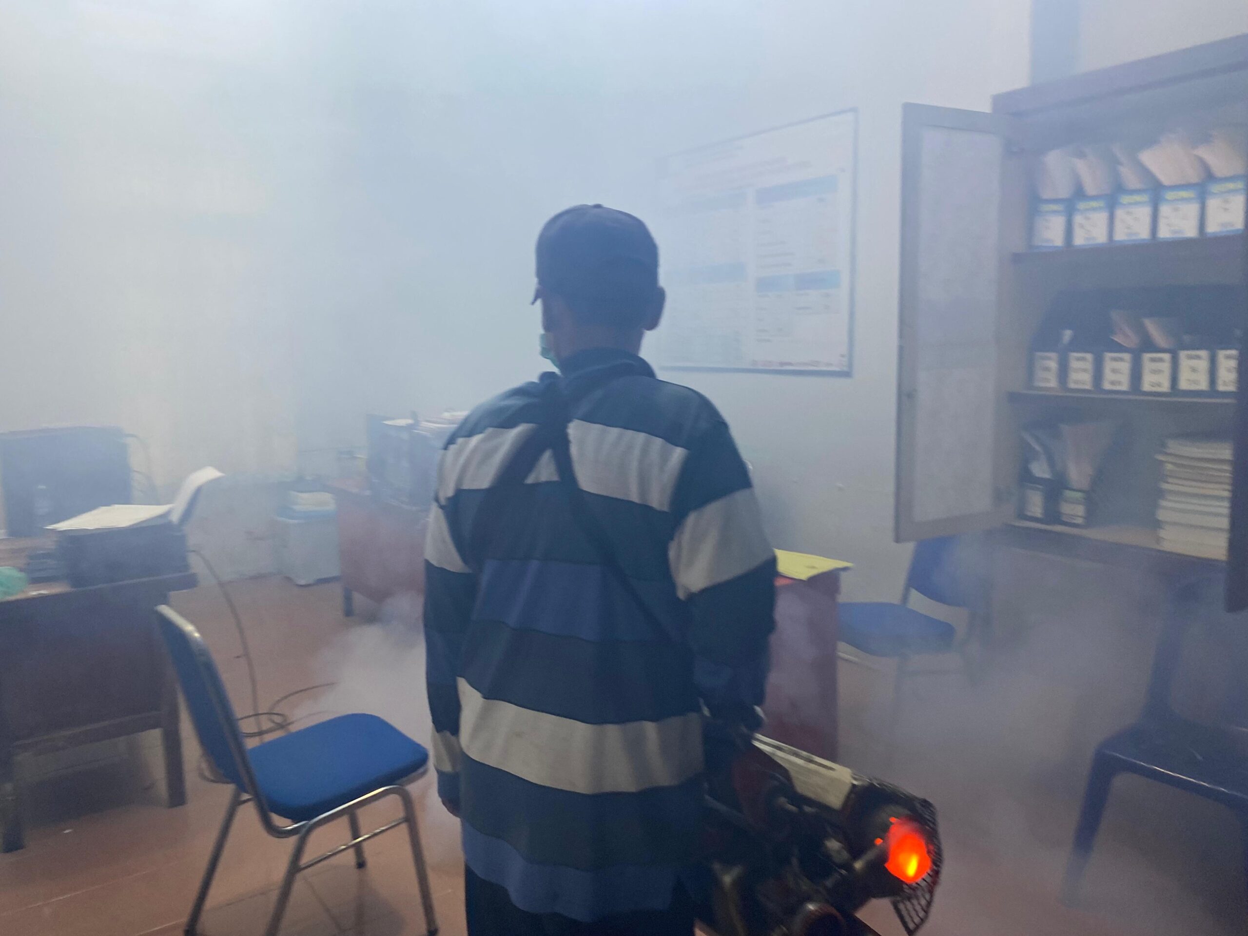 Antasipasi Penyakit Pasca BanjirRutan Tanjung Pura Laksanakan Fogging di Seluruh Area Rutan