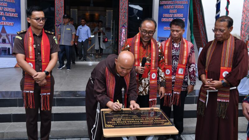 Wabup Samosir Resmikan Museum Pusaka Batak Toba, Serahkan Dukungan Rp. 50 Juta.
