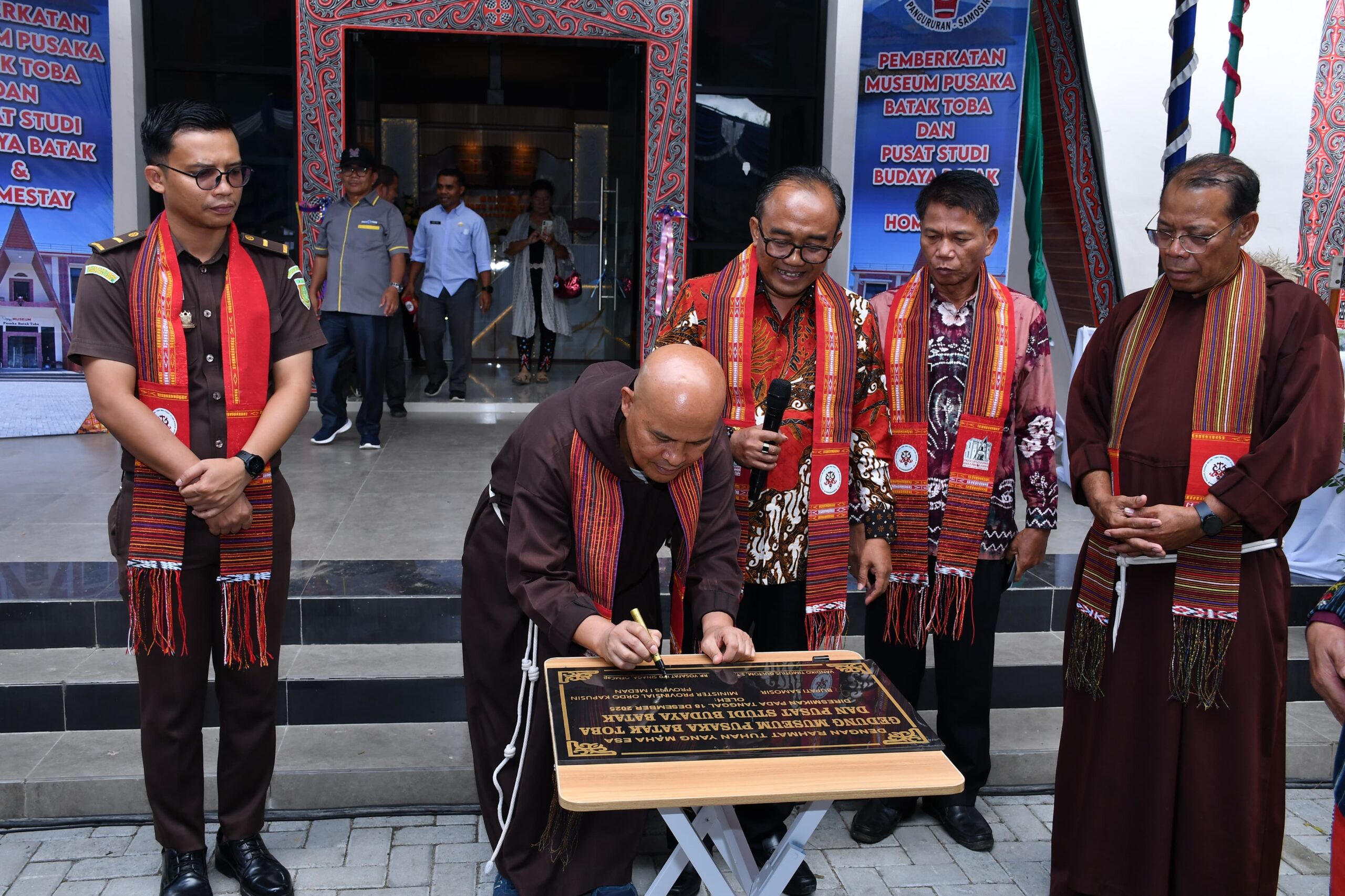 Wabup Samosir Resmikan Museum Pusaka Batak Toba, Serahkan Dukungan Rp. 50 Juta.