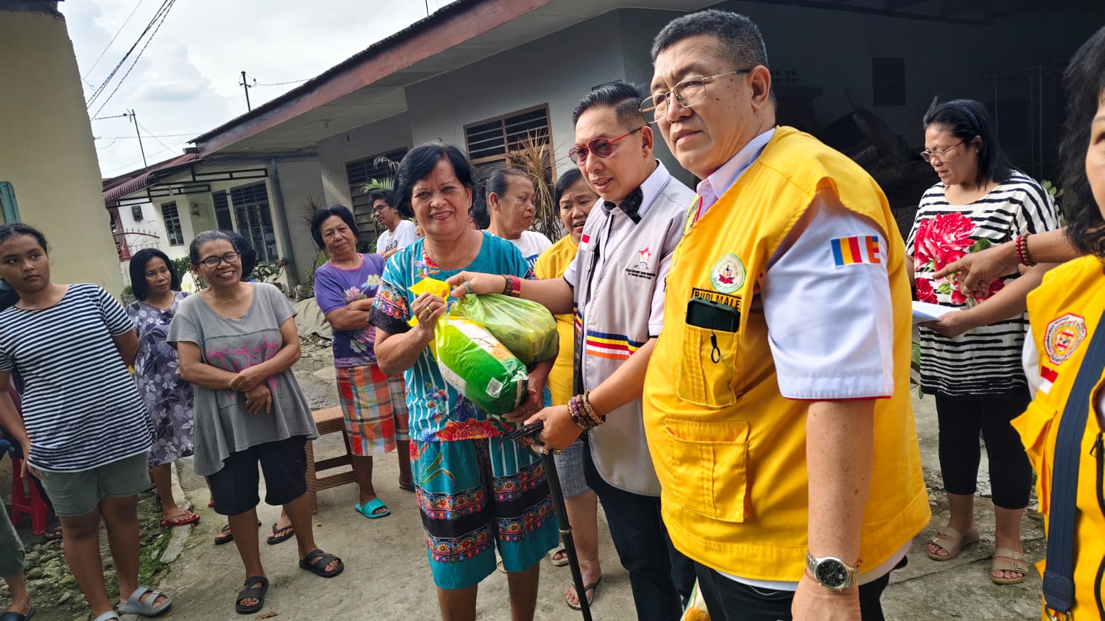 Sentuhan Kemanusiaan di Tengah Luka Banjir, Permabudhi dan Matresia Sumut Hadir untuk Warga Helvetia Timur