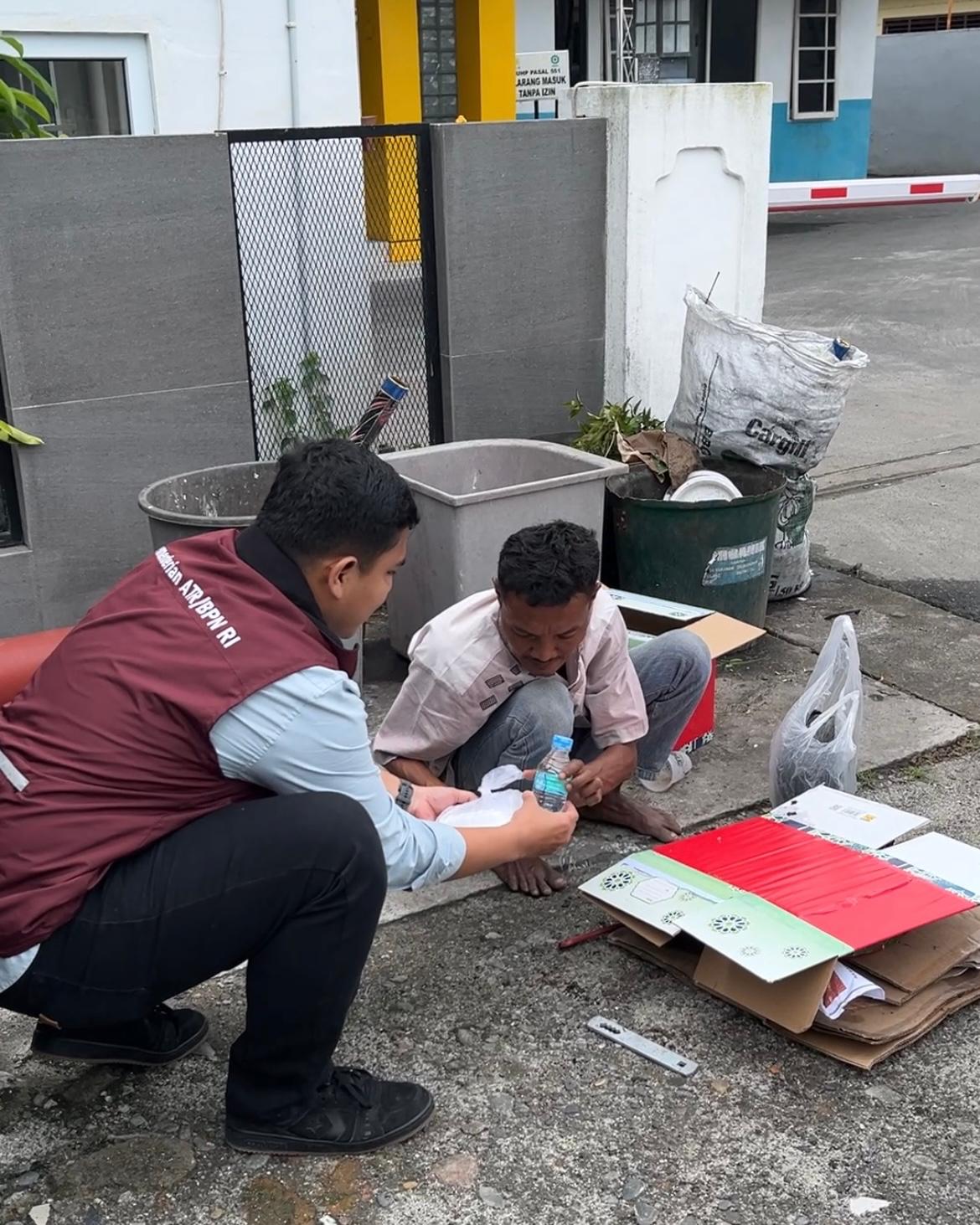 Kantor Pertanahan Deli Serdang Gelar Jum’at Berkah, Bagikan Makanan kepada Masyarakat Sekitar