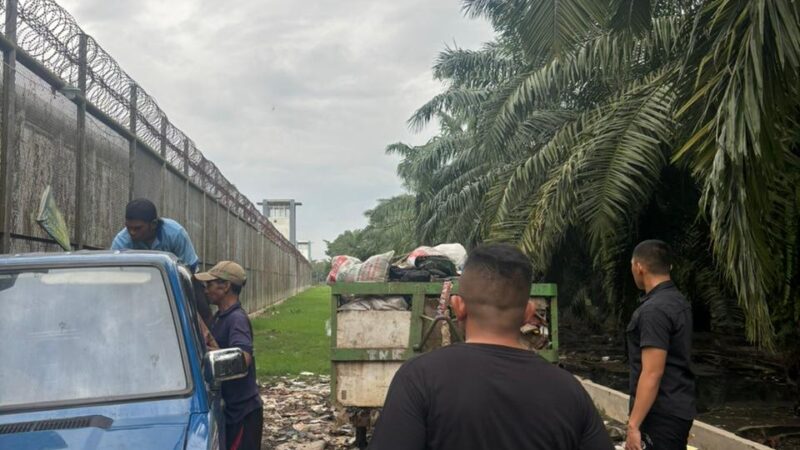 Pemulihan Pasca Banjir, Rutan Tanjung Pura Bersihkan Sampah Sisa Banjir