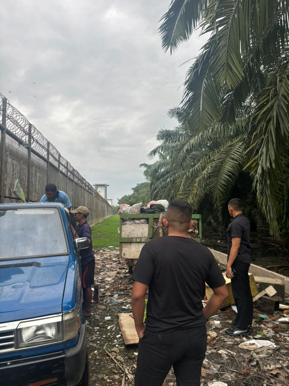 Pemulihan Pasca Banjir, Rutan Tanjung Pura Bersihkan Sampah Sisa Banjir