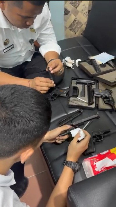 Pengecekan Berkala, Ka. KPR dan Staf Lakukan Perawatan Senjata Api dan Amunisi