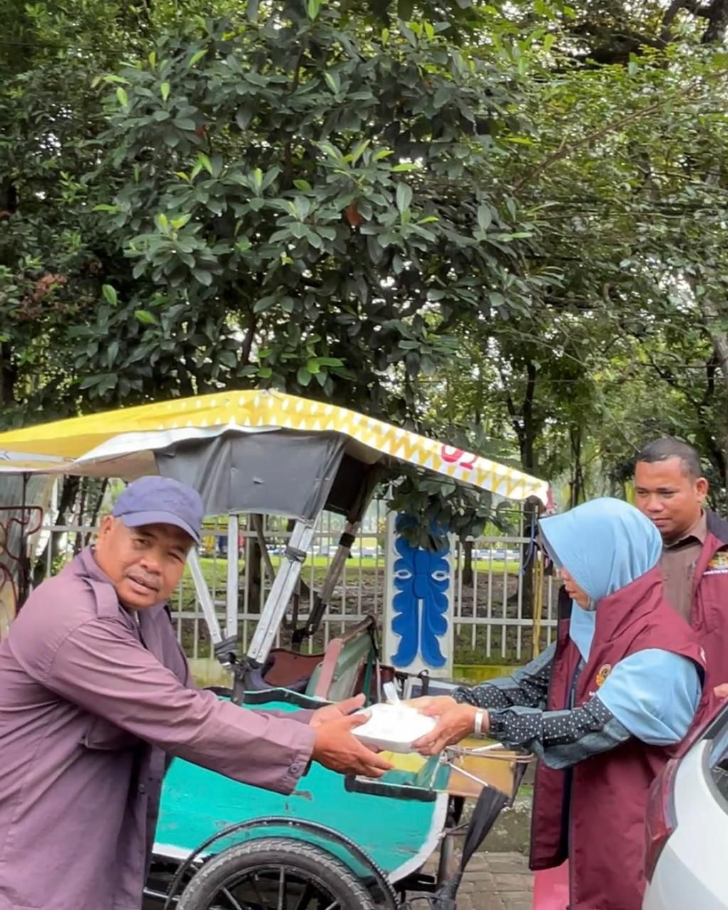 Jum’at Berkah, Kantor Pertanahan Deli Serdang Berbagi Makanan kepada Masyarakat