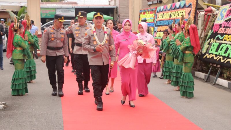 Pisah Sambut, Kapolres Binjai Disambut dengan Tradisi Kepolisian