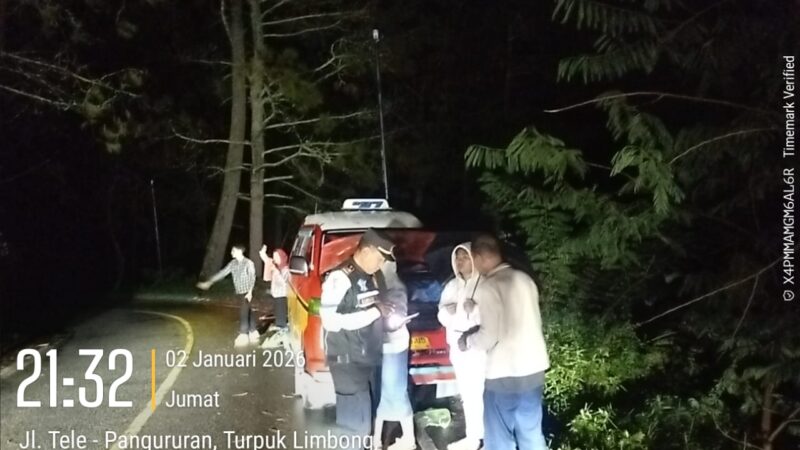 Hari Terakhir Operasi Lilin Toba 2025, Polres Samosir Sigap Bantu Pengendara Mobil Rusak di Perbukitan Tele.