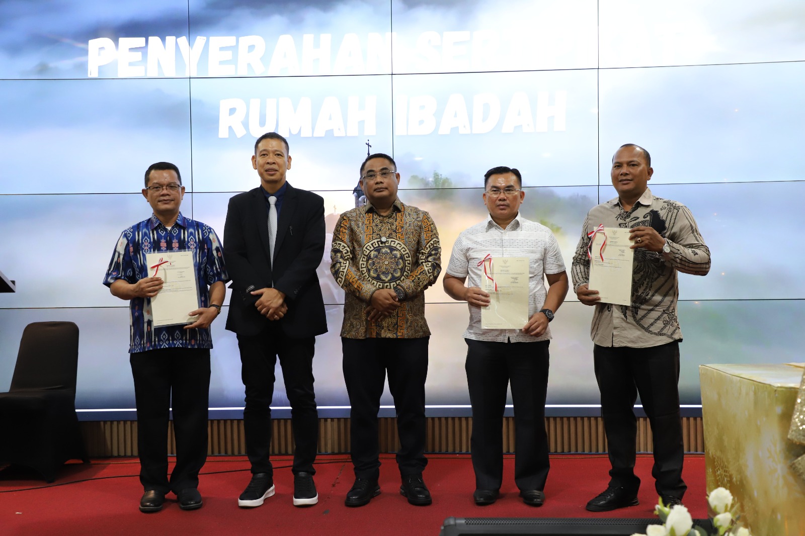 Tiga Rumah Ibadah Terima Sertipikat di Perayaan Natal Kanwil BPN Sumut
