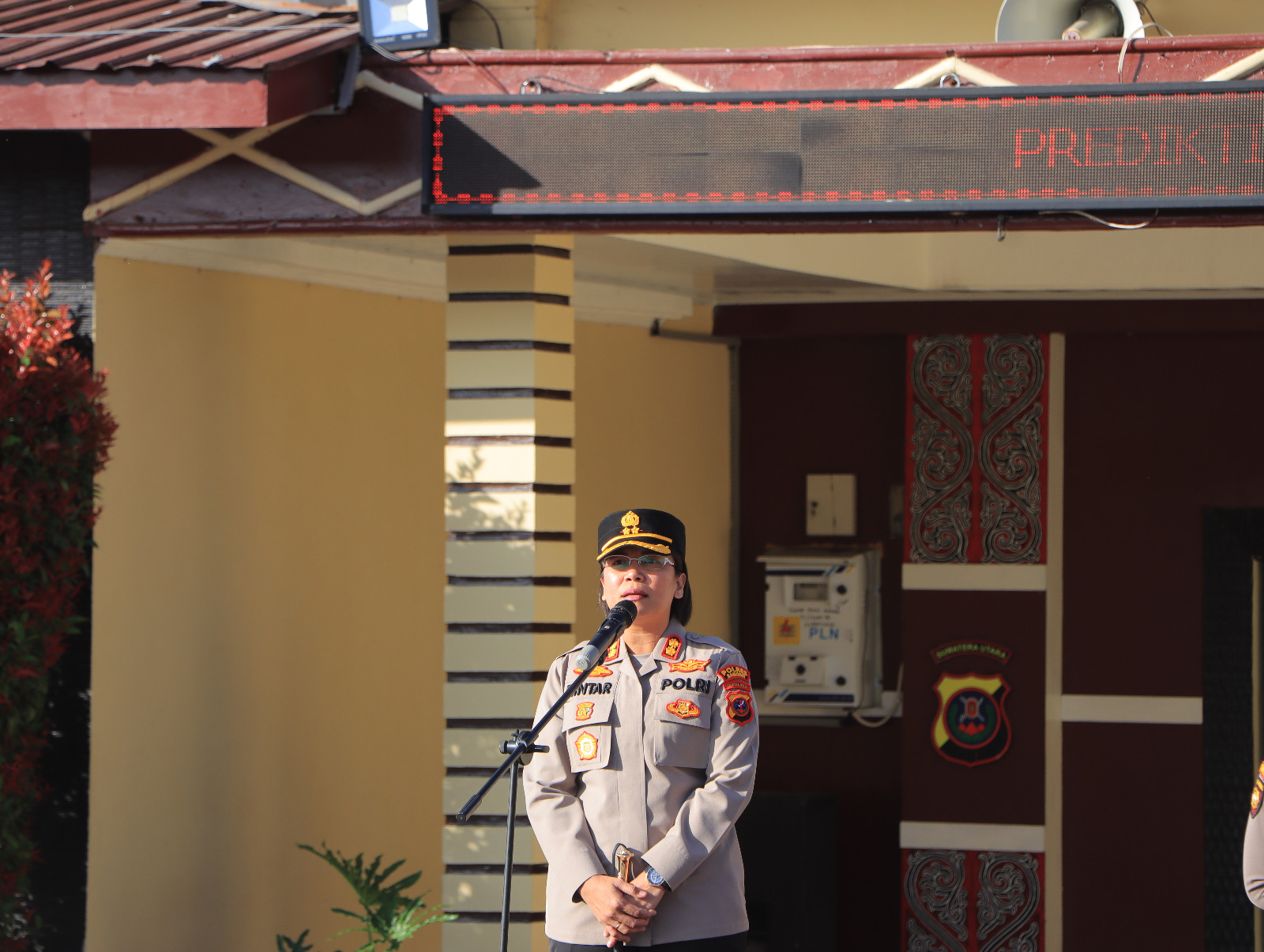 Kapolres Samosir AKBP Rina Sry Nirwana Tarigan, S.I.K Pimpin Apel Perdana dengan Bahasa Inggris.