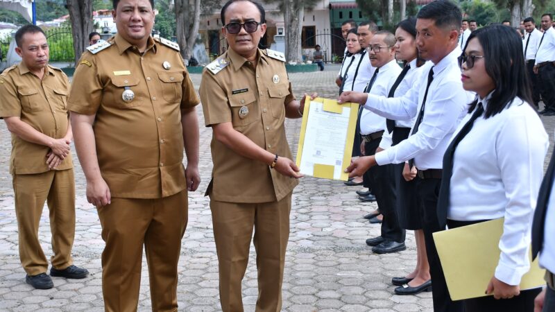 Bupati Samosir Serahkan 803 SK PPPK Paruh Waktu, Vandiko: Ini Era Baru Pengabdian.