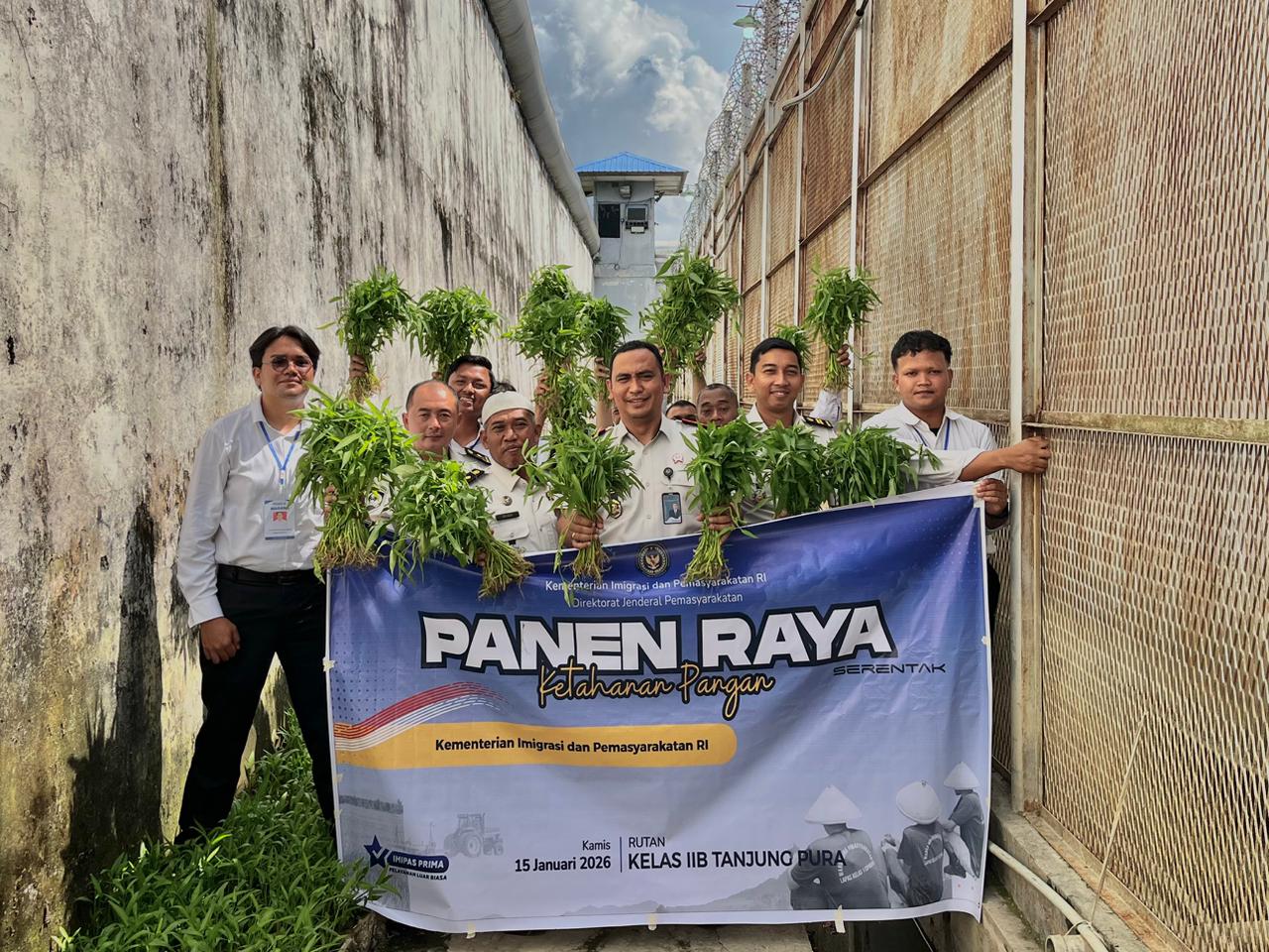 Panen Raya Serentak, Rutan Tanjung Pura Sukses Panen Tanaman Kangkung