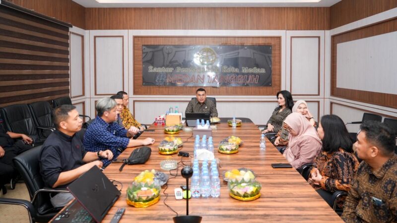 Kunjungi Dua Kantah di Sumut, Wamen Ossy Monitoring Kesiapan WBBM hingga Serahkan Sertipikat kepada Masyarakat