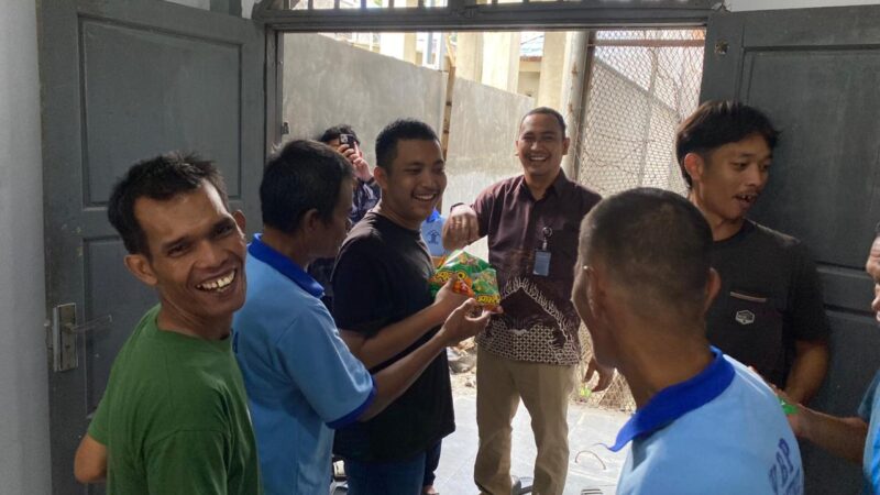 Rutan Tanjung Pura Terima dan Salurkan Sumbangan Snackdari Yayasan Pesantren Taruna Al-Qolam untuk Warga Binaan