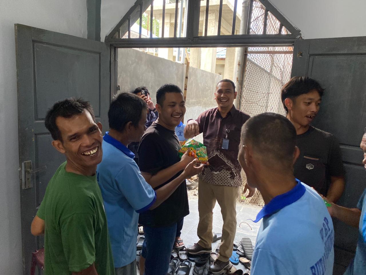 Rutan Tanjung Pura Terima dan Salurkan Sumbangan Snackdari Yayasan Pesantren Taruna Al-Qolam untuk Warga Binaan