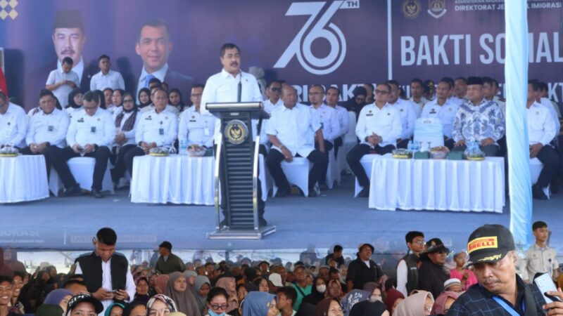 Peringati Hari Bakti Imigrasi ke-76, Menteri Imigrasi dan Pemasyarakatan Hadir di Tengah Masyarakat Tanjung Pura dengan Aksi Nyata Pembagian Paket Sembako sebagai Wujud Kepedulian Sosial
