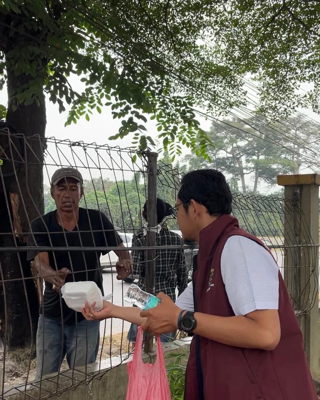 Jum’at Berkah, Kantor Pertanahan Deli Serdang Bagikan Makanan untuk Warga