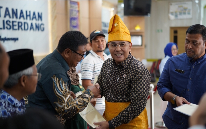 Wamen ATR/Waka BPN Ossy Dermawan Serahkan Sertipikat Wakaf dan PTSL di Kantor Pertanahan Deli Serdang