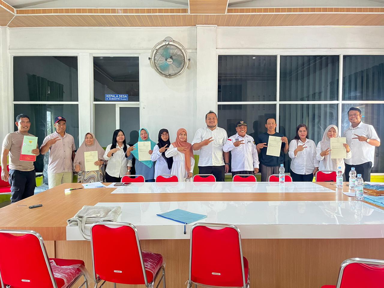 Kantor Pertanahan Deli Serdang Serahkan Sertipikat PTSL di Desa Pasar V Kebun Kelapa