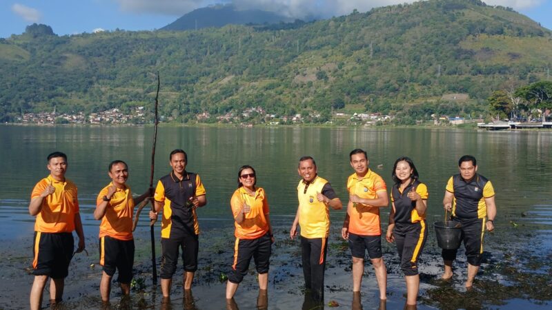 Kapolres Samosir Ganti Olahraga dengan Aksi Bersih-bersih di Water Front Pangururan dan Tepi Danau Toba.
