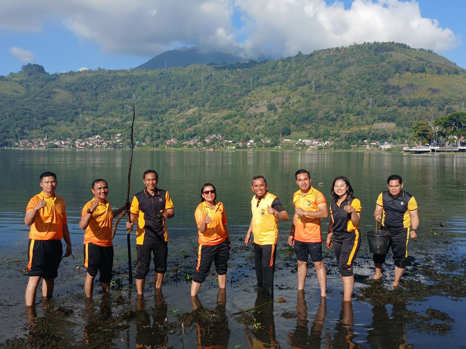 Kapolres Samosir Ganti Olahraga dengan Aksi Bersih-bersih di Water Front Pangururan dan Tepi Danau Toba.