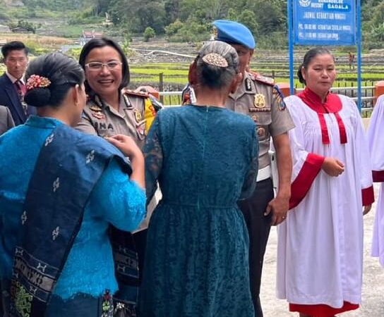 Kapolres Samosir Kunjungi 70 KK Umat HKBP Bonandolok, Ajak Warga Jaga Kenyamanan Desa Berlandaskan Dalihan Natolu.