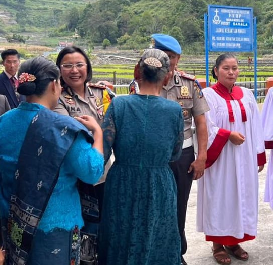 Kapolres Samosir Kunjungi 70 KK Umat HKBP Bonandolok, Ajak Warga Jaga Kenyamanan Desa Berlandaskan Dalihan Natolu.