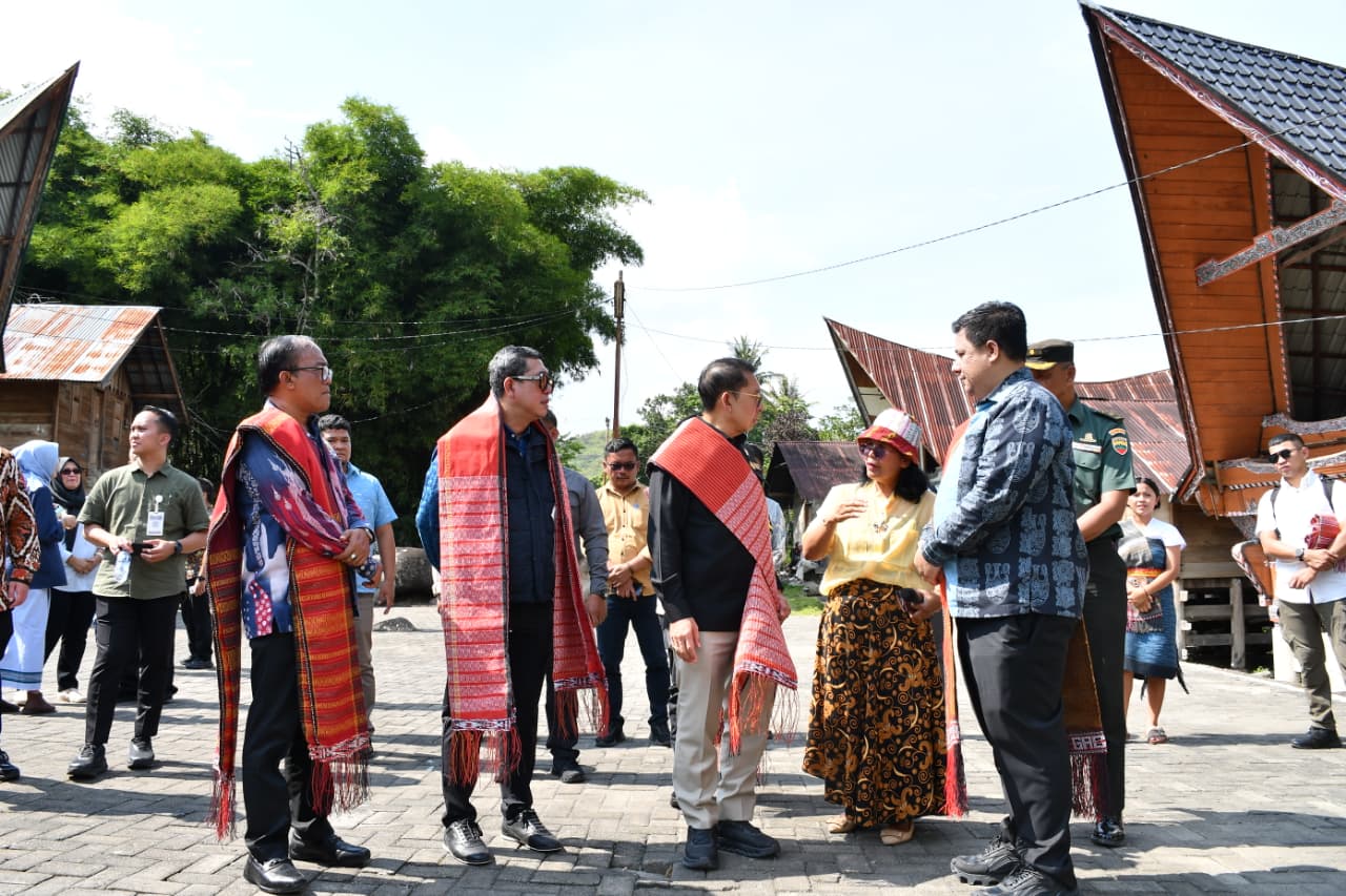 Menteri Kebudayaan Kunjungi Samosir, Bupati Sambut di Cagar Budaya Huta Simarmata.