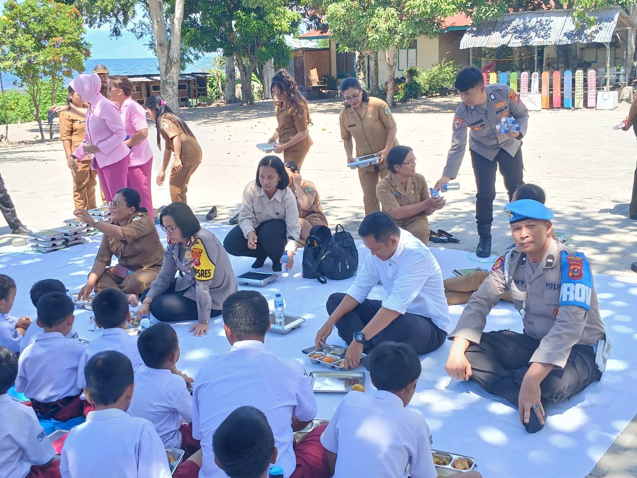 Kapolres Samosir Makan Bersama Pelajar SDN 10 Lumban Suhi-suhi Toruan, Tinjau Program Makan Bergizi Gratis dan Salurkan Bantuan.