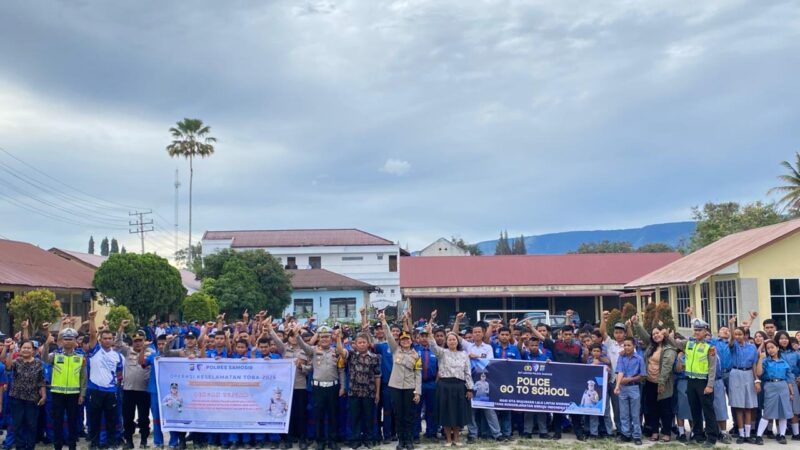 Kapolres Samosir Sosialisasikan Tertib Berlalu Lintas kepada Pelajar SMA/SMK HKBP Pangururan.