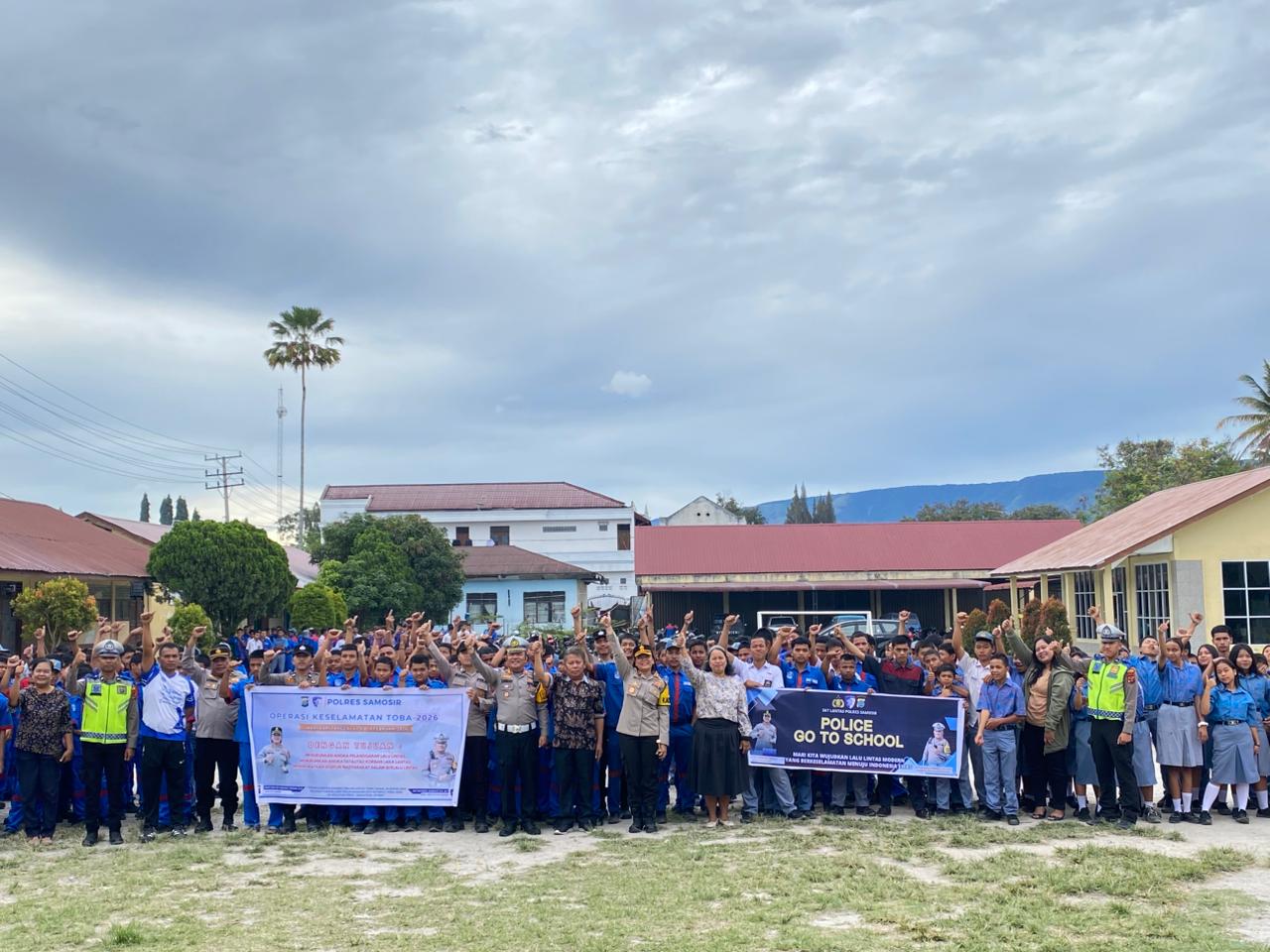 Kapolres Samosir Sosialisasikan Tertib Berlalu Lintas kepada Pelajar SMA/SMK HKBP Pangururan.