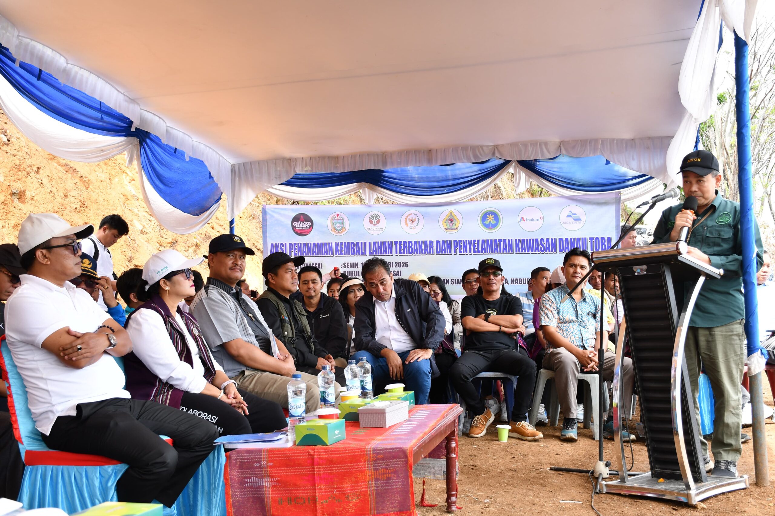 Wabup Samosir Tanam Pohon di Lereng Gunung Pusuk Buhit, Perkuat Komitmen Pelestarian Alam.