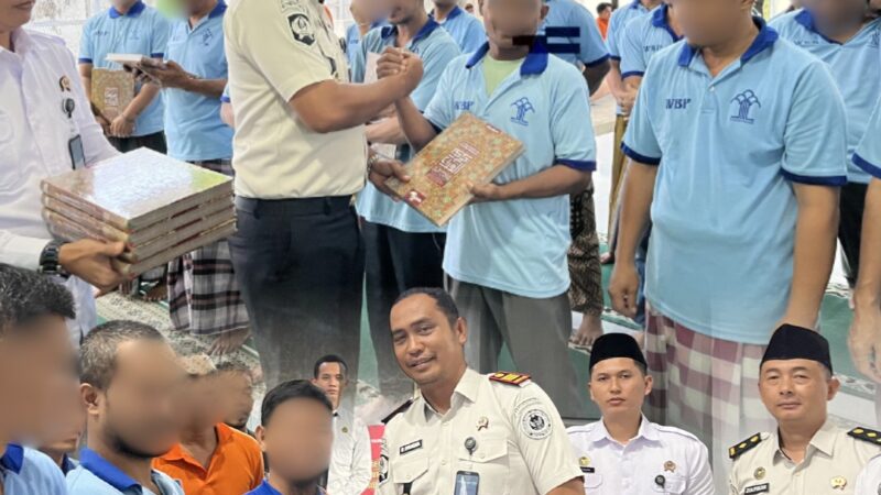 Pemenuhan Hak Beribadah, Rutan Tanjung Pura Bagikan 65 Al-quran dan 13 Alkitab kepada Warga Binaan