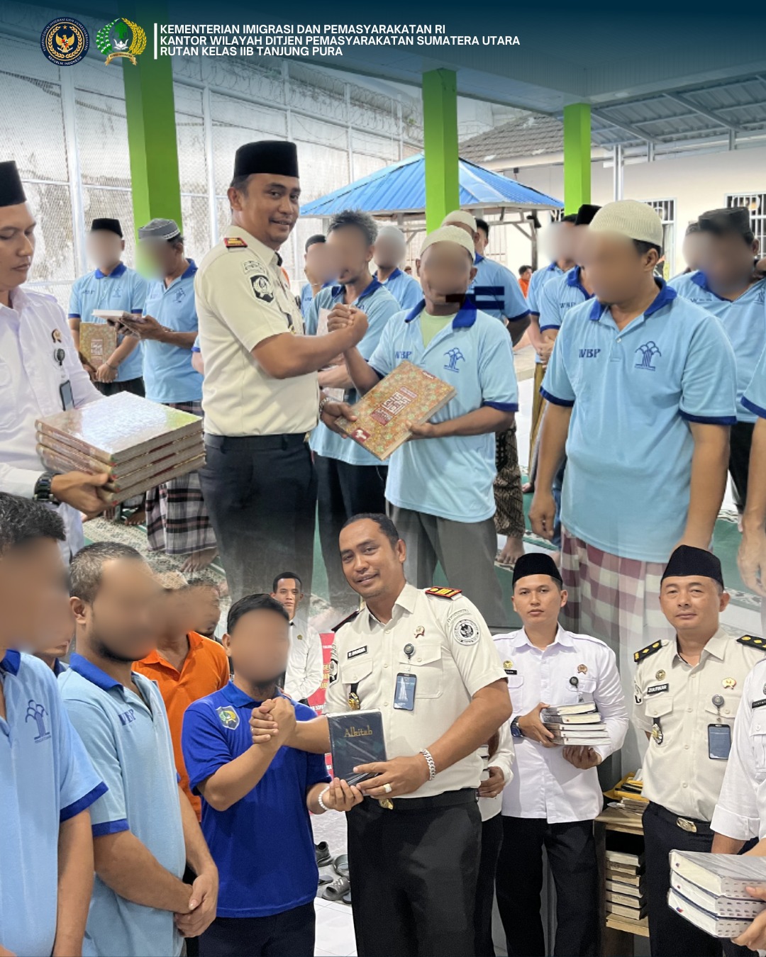 Pemenuhan Hak Beribadah, Rutan Tanjung Pura Bagikan 65 Al-quran dan 13 Alkitab kepada Warga Binaan