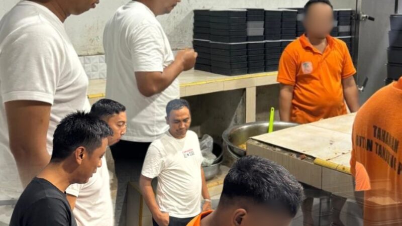 Pastikan Kegiatan Berjalan Lancar, Karutan Tanjung Pura Beserta Jajaran Kontrol Area Dapur dan Bagikan Makanan Sahur Untuk Warga Binaan