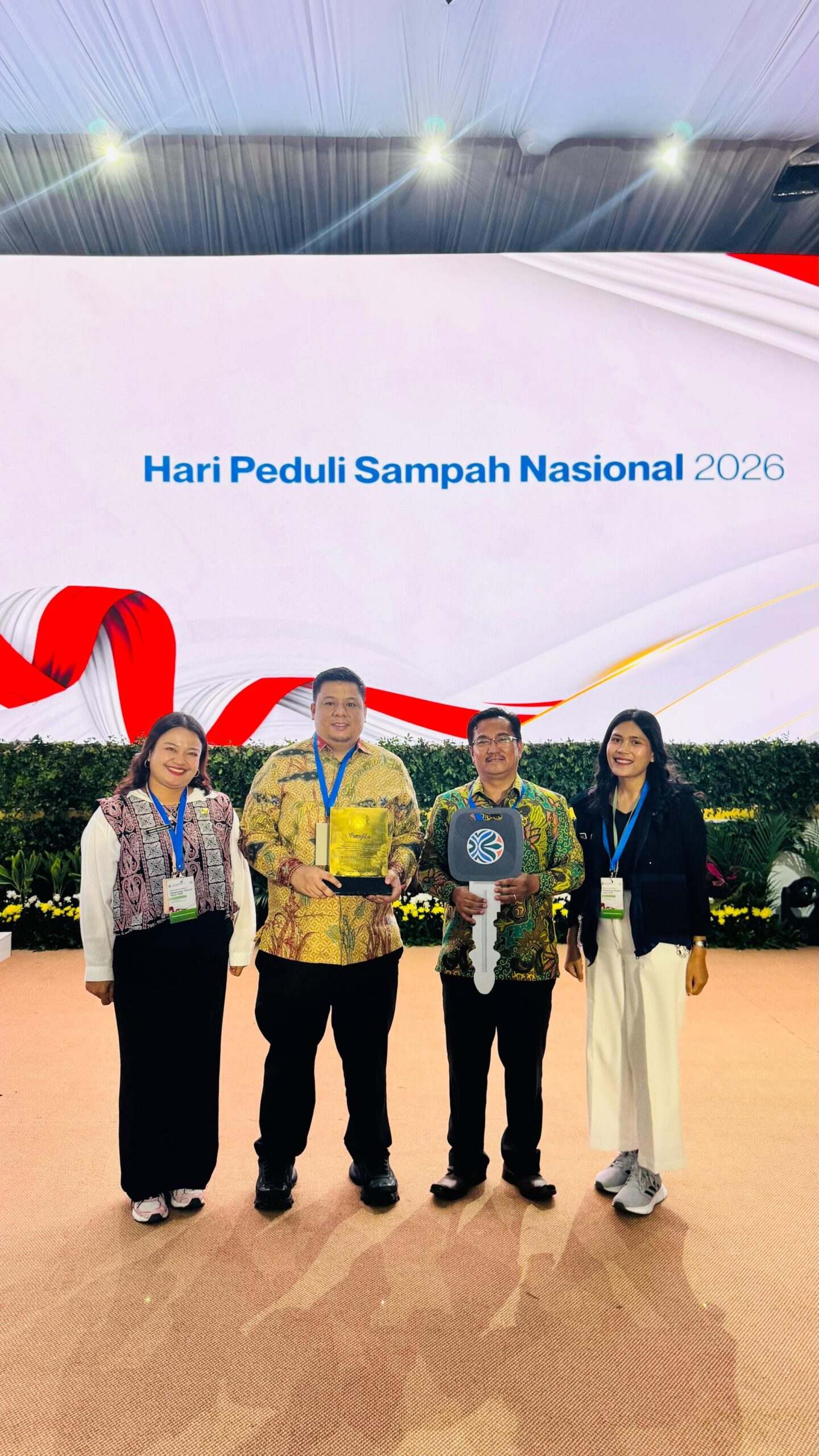 Satu-satunya dari Sumut, Kabupaten Samosir Terima Penghargaan Sertifikat Menuju Kota Bersih